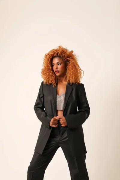 Belle Jeune Femme Afro Américaine Porte Costume Noir Posant Intérieur — Photo