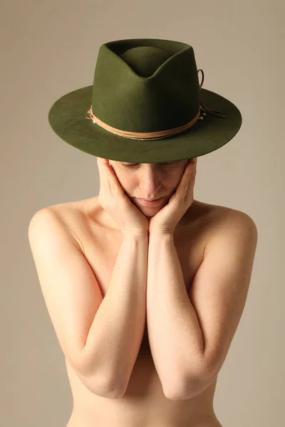 屋内ポーズ緑の帽子を身に着けている自信の若い女性の垂直肖像画 モックアップ 高品質の写真 — ストック写真