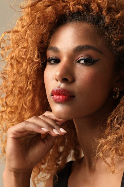 Attractive African American Young Woman Looking Camera Mock High Quality — Stock Photo, Image