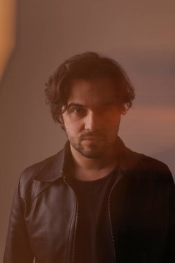 Beyaz duvarda izole edilmiş yakışıklı sakallı adam. Yatay Model Model. Yüksek kalite fotoğraf.