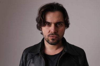 Beyaz duvarda izole edilmiş yakışıklı sakallı adam. Yatay Model Model. Yüksek kalite fotoğraf.
