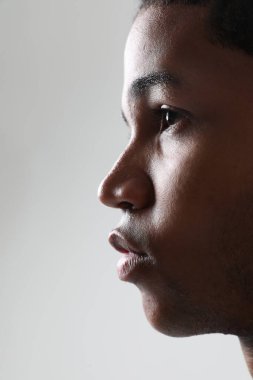 Stüdyoda poz veren yakışıklı esmer tenli genç adamın yakın çekimi. Zihin hazır fikir. Yüksek kalite fotoğraf.