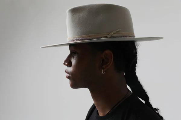 Yakışıklı Kaygısız Esmer Tenli Modaya Uygun Gri Şapkalı Genç Adam — Stok fotoğraf