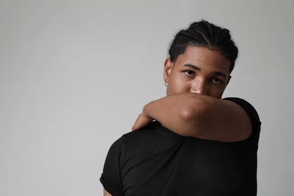 Retrato Joven Guapo Piel Oscura Posando Una Pared Blanca Mentalidad — Foto de Stock