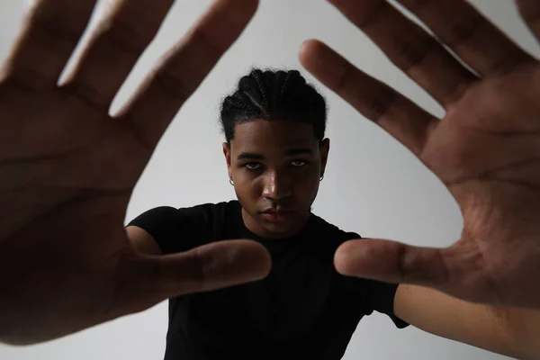 Potret Pemuda Berkulit Gelap Berpose Studio Menunjukkan Tangannya Foto Berkualitas — Stok Foto