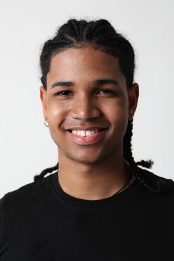 Stüdyoda poz veren gülümseyen esmer, yakışıklı bir gencin portresi. Yüksek kalite fotoğraf.