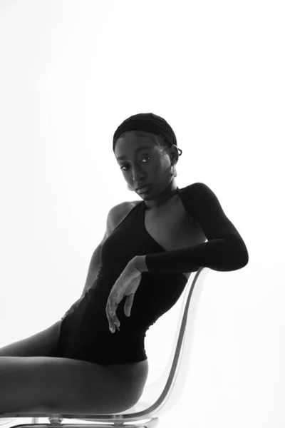 Portrait Vertical Jeune Femme Africaine Posant Sur Mur Blanc Noir — Photo