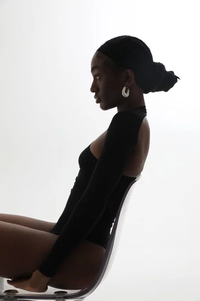 Potret Vertikal Wanita Muda Afrika Amerika Yang Berpose Dengan Latar — Stok Foto