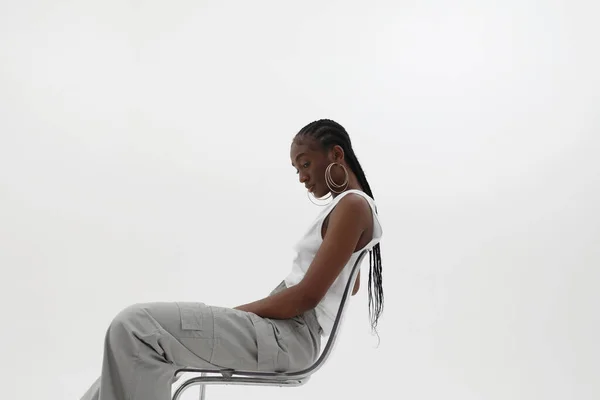 Potret Samping Wanita Muda Afrika Dengan Kepang Panjang Berpose Dinding — Stok Foto