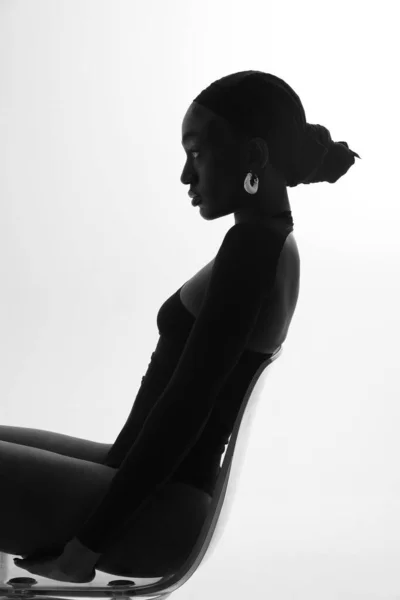 Potret Vertikal Wanita Muda Afrika Berpose Dinding Putih Hitam Dan — Stok Foto