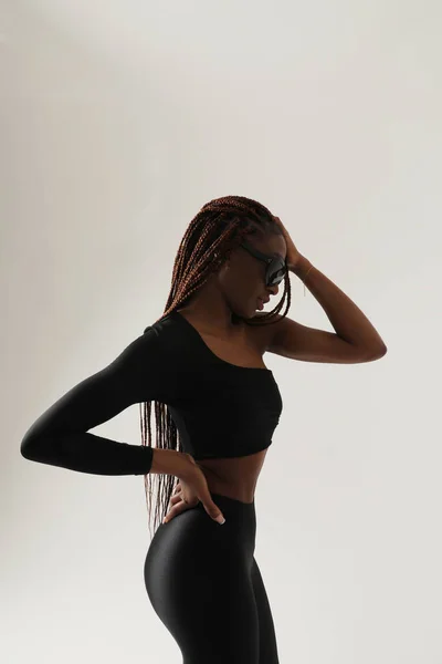 Ung Afroamerikansk Kvinna Med Underbara Långa Flätor Poserar Vit Vägg — Stockfoto