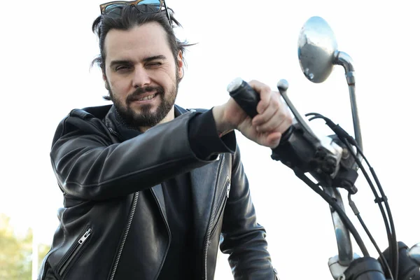 Pria Berjenggot Mengenakan Jaket Kulit Mengendarai Sepeda Motor Pembalap Kafe — Stok Foto
