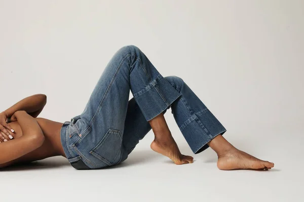 Gambar Wanita Muda Afrika Amerika Mengenakan Jeans Biru Berpose Dalam — Stok Foto