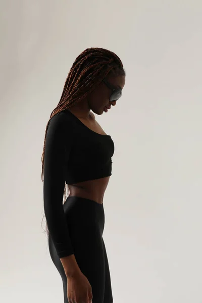 Potret Vertikal Wanita Muda Afrika Berpose Dinding Putih Hitam Dan — Stok Foto