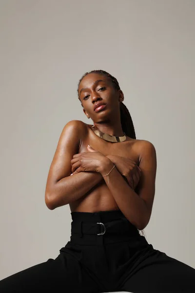 Wanita Muda Afrika Amerika Dengan Kepang Panjang Yang Cantik Dan — Stok Foto