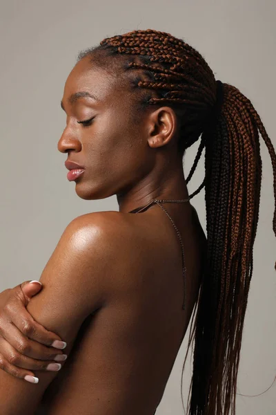 Wanita Muda Afrika Amerika Dengan Kepang Panjang Yang Indah Berpose — Stok Foto
