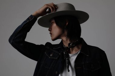 İçerde poz veren yakışıklı Asyalı bir adamın portresi. Model-up. Yüksek kalite fotoğraf.