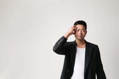 Genç bir Asyalının portresi düşünceli ve üzgün bir yüz ifadesi. Yüksek kalite fotoğraf.