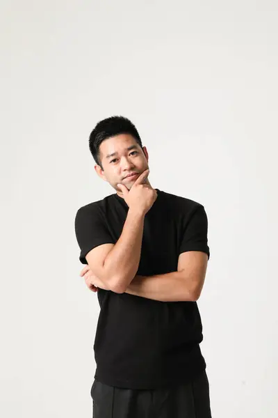 Porträt Einer Jungen Hübschen Asiatin Mit Nachdenklichem Gesichtsausdruck Vertikal Hochwertiges — Stockfoto