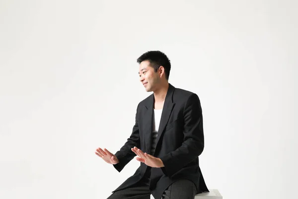 白い背景に隔離された黒いスーツの若いアジアのビジネスマンの笑顔 高品質の写真 — ストック写真