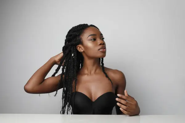 Wanita Muda Afrika Amerika Yang Cantik Dengan Kepang Panjang Berpose — Stok Foto