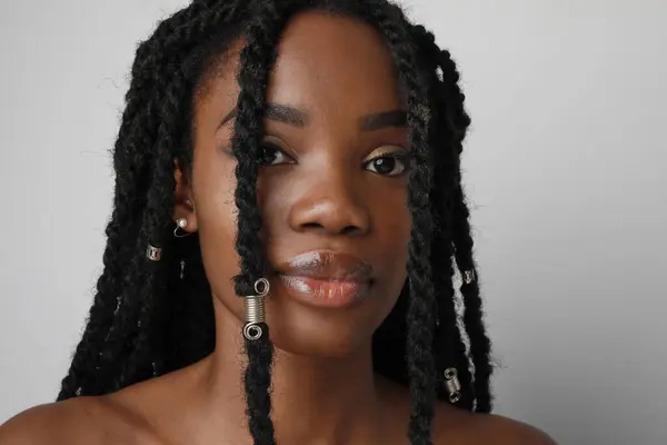 Jeune Femme Afro Américaine Positive Heureuse Avec Longues Tresses Horizontal — Photo