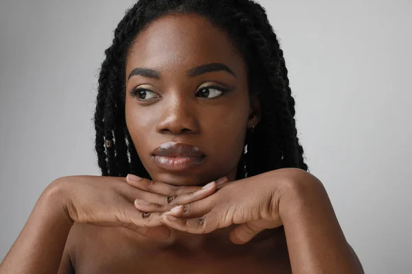 Sikap Positif Wanita Muda Afrika Amerika Dengan Kepang Panjang Berpaling — Stok Foto