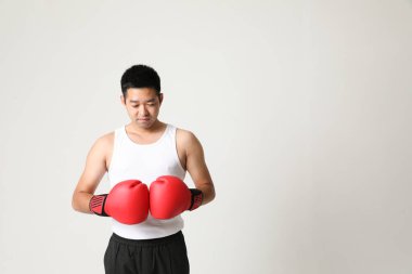 Kırmızı eldiven giyen Asyalı genç bir boksörün kapalı portresi. Yatay maketler. Yüksek kalite fotoğraf.