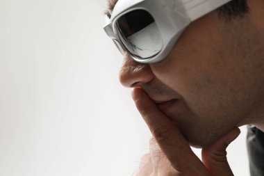 Genç Asyalı adamın yakın çekimi kapalı alanda izole edilmiş güneş gözlüğü takıyor. Dikey. Yüksek kalite fotoğraf.