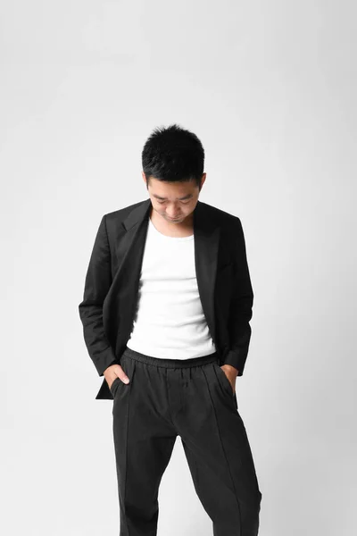 Jovem Empresário Asiático Terno Preto Olhando Para Interior Isolado Vertical — Fotografia de Stock