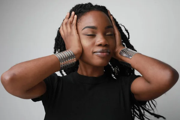 Wanita Afrika Amerika Yang Bijaksana Menutup Telinganya Dengan Tangan Berpose — Stok Foto