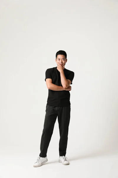 Usmívající Mladý Asijský Podnikatel Černém Obleku Izolované Bílém Pozadí Kvalitní — Stock fotografie