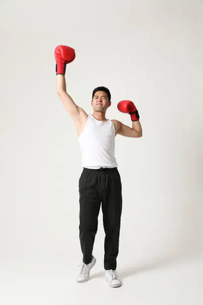 Energisk Ung Sydasiatisk Boxare Med Röda Handskar Horisontell Modell Högkvalitativt — Stockfoto