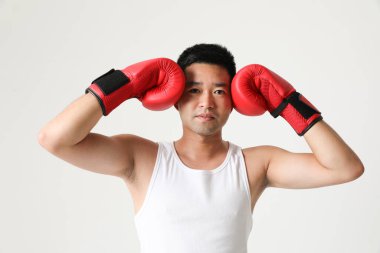 Üzgün ve yorgun Güney Asyalı boksör kırmızı eldiven giyiyor. Yatay maketler. Yüksek kalite fotoğraf