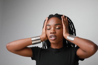 Uzun örgülü üzgün ve yorgun bir Afrikalı Amerikalı kadın. Yatay olarak. Yüksek kalite fotoğraf.