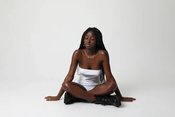 Potret Wanita Afrika Amerika Yang Menarik Dengan Kepang Panjang Melihat — Stok Foto