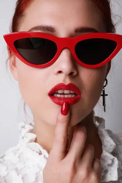 Potret Wanita Muda Mengenakan Kacamata Hitam Berpose Latar Belakang Putih — Stok Foto