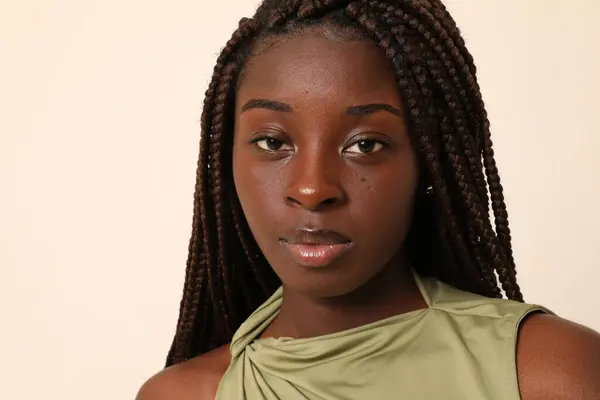 Potret Wanita Afrika Amerika Yang Menarik Dengan Kepang Panjang Melihat — Stok Foto