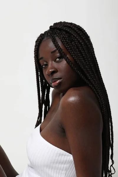 迷人的非洲裔美国女人的画像 长长的辫子看着相机 背景是白色的 本质之美高质量的照片 — 图库照片