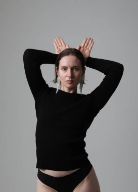 Stüdyoda poz veren genç ve güzel bir kadın. Dikey maket. Yüksek kalite fotoğraf.