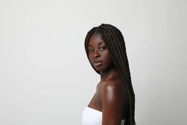 Potret Samping Wanita Muda Afrika Amerika Dengan Percaya Diri Melihat — Stok Foto