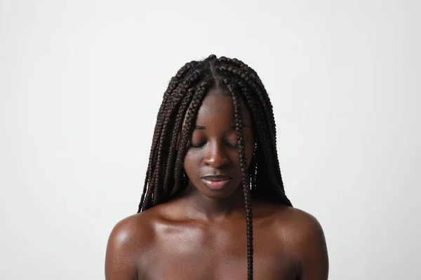 Potret Studio Wanita Afrika Amerika Dengan Kepang Berpose Atas Dinding — Stok Foto