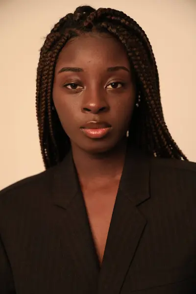 Potret Vertikal Wanita Muda Afrika Amerika Dengan Percaya Diri Melihat — Stok Foto