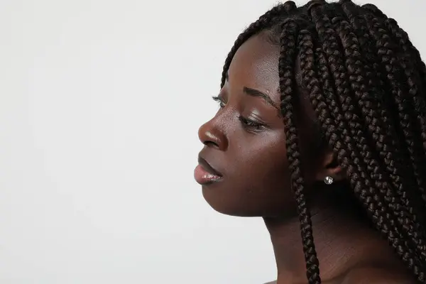 非洲裔美国女青年自信地将目光移开的肖像 高质量的例证 — 图库照片