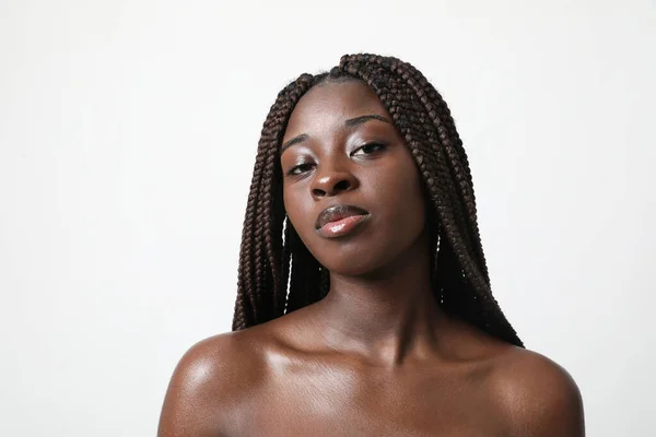 白い背景の上にカメラを見ている長いブレードを持つ魅力的なアフリカ系アメリカ人の女性の肖像画 エッセンシャルビューティー 高品質の写真 — ストック写真