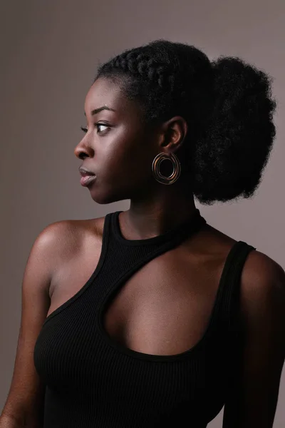 乐观的年轻非洲妇女的特写自信地将目光移开 垂直的 高质量的照片 — 图库照片