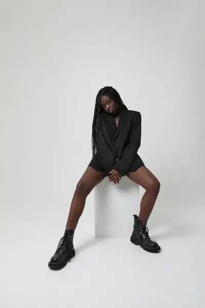 穿着黑色西服在室内摆姿势的年轻非洲裔美国妇女的画像 高质量的照片 — 图库照片