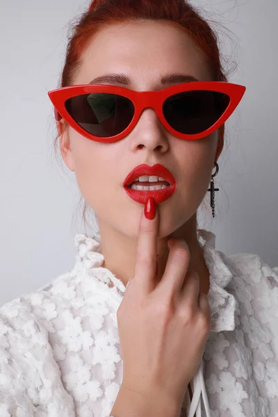 Potret Wanita Muda Mengenakan Kacamata Mata Kucing Merah Berpose Latar — Stok Foto