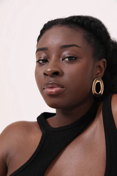 Wanita Muda Afrika Amerika Yang Percaya Diri Melihat Kamera Memiliki — Stok Foto