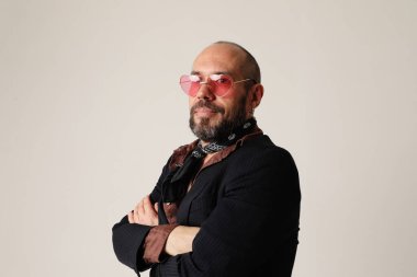 Kafası tıraşlı bir adamın portresi. Pembe gözlüklerle içeri bakıyor. Yüksek kalite fotoğraf.